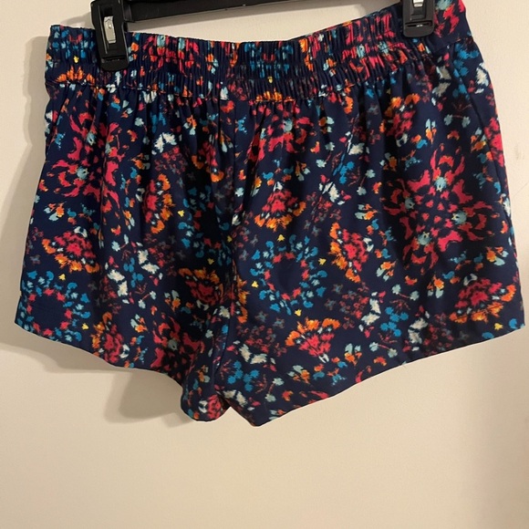 Colorful Patterned Women's Shorts - Picture 3 of 3